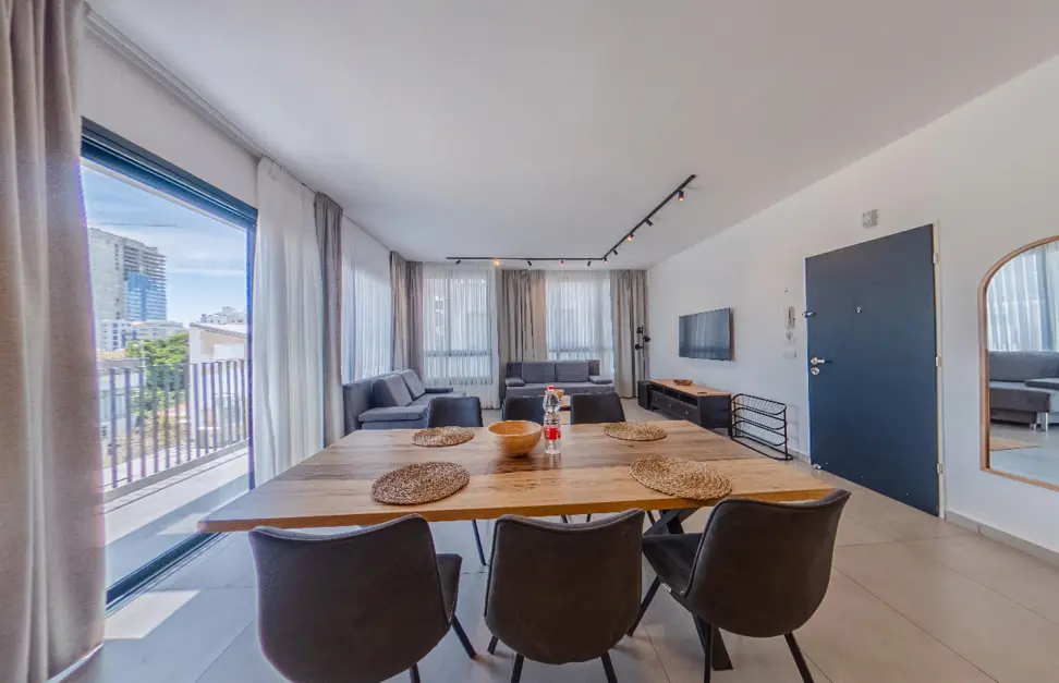 דירה עם מרפסת מהסלון